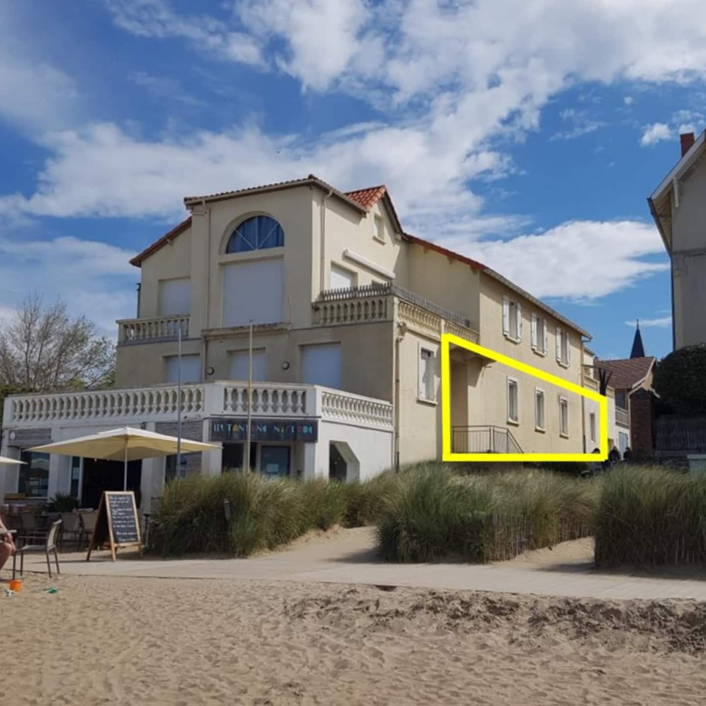 L'appartement vu de l'extérieur (fenêtres entourées)